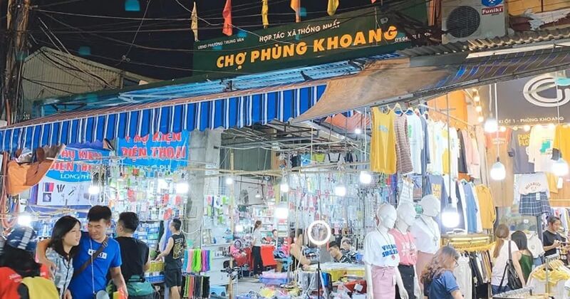 Chợ Phùng Khoang kinh doanh đa dạng các mặt hàng, chủ yếu là quần áo