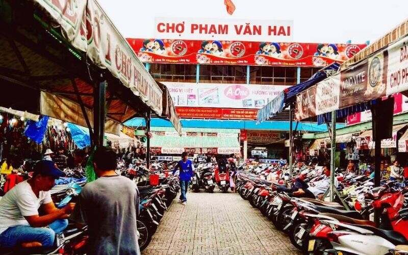 Chợ Phạm Văn Hai luôn tấp nập người qua lại