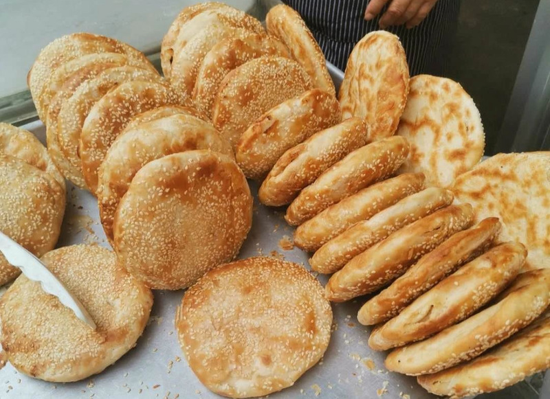 Bánh nước hạt dẻ: Đặc sản Quảng Đông, bùi béo, mềm mịn, hấp dẫn trẻ nhỏ.