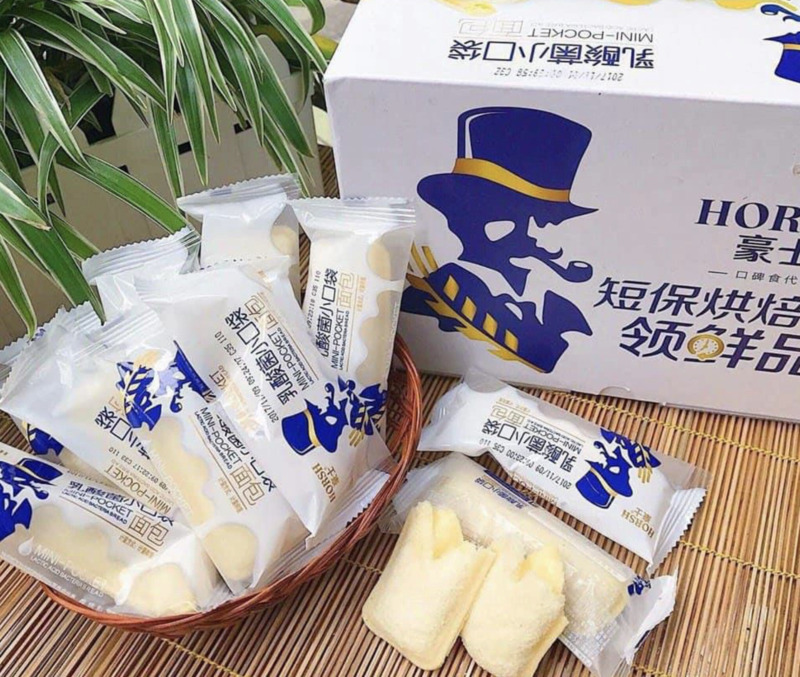 Bánh sữa chua: Vỏ mềm, nhân béo ngọt, hương vị độc đáo, dễ ăn.
