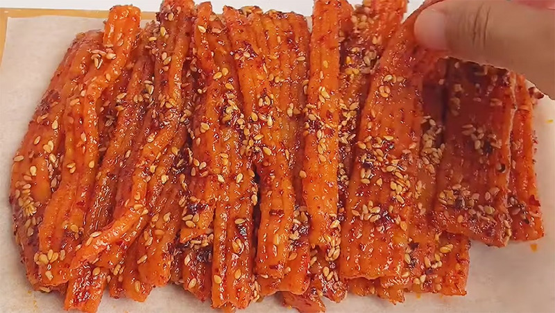 Que cay: Món ăn vặt số 1 Trung Quốc, cay nồng, hấp dẫn giới trẻ.